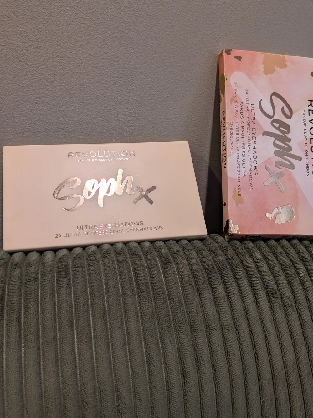 Revolution Soph X Ultra Eyeshadows Palette - Pink & Gold Accents